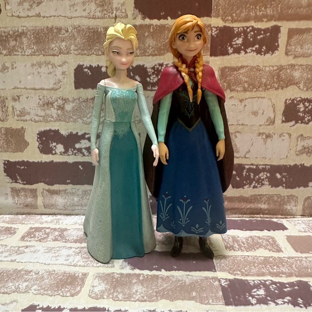Disney Frozen Elsa and Anna Dolls in Blue and Silver